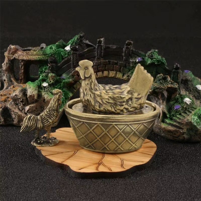 Figurine poule en laiton élégante