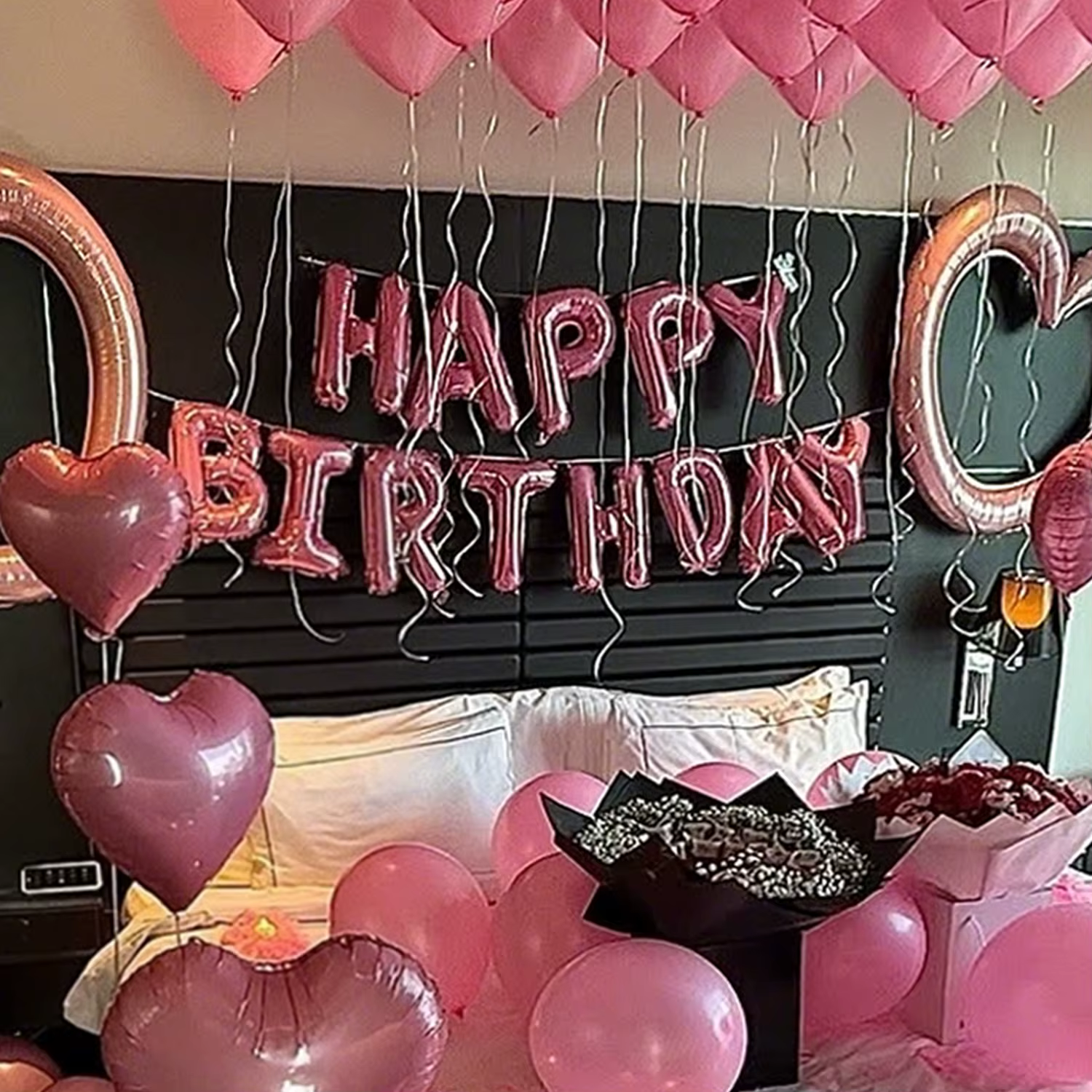Ensemble de ballons roses Joyeux Anniversaire, pétales simulés roses, ballon en forme de cœur rose pour la décoration de fête d'anniversaire