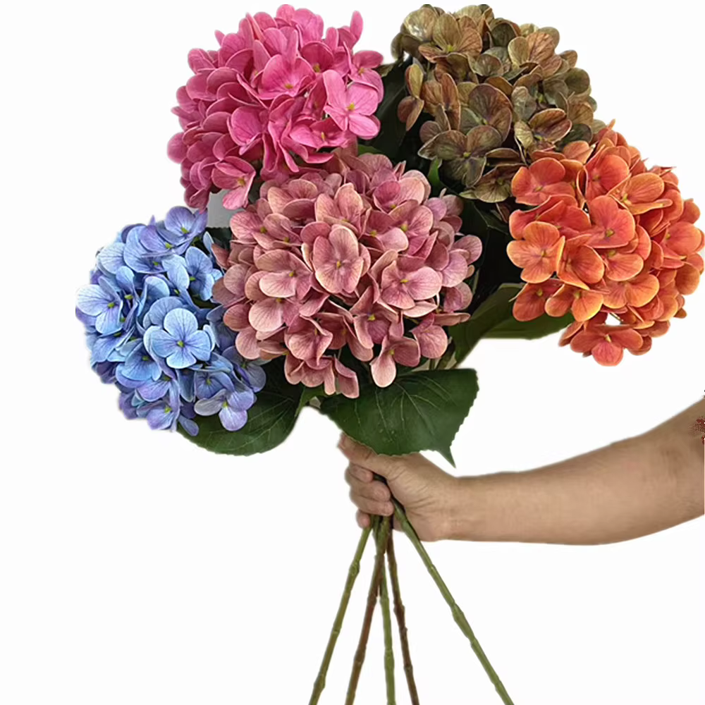 Une grande branche de fleur d'hortensia artificielle