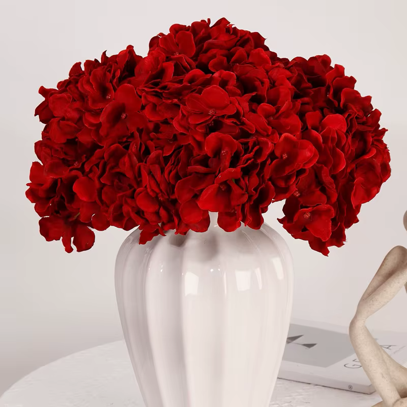 Grandes fleurs d'hortensia rouges en soie