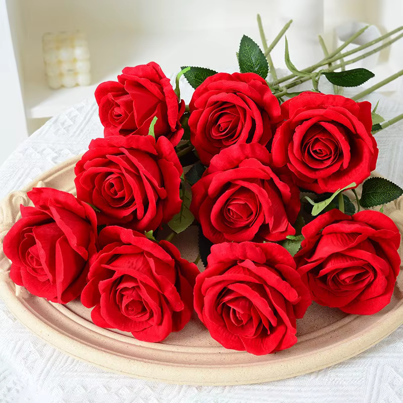 Roses artificielles en velours de soie avec longues tiges
