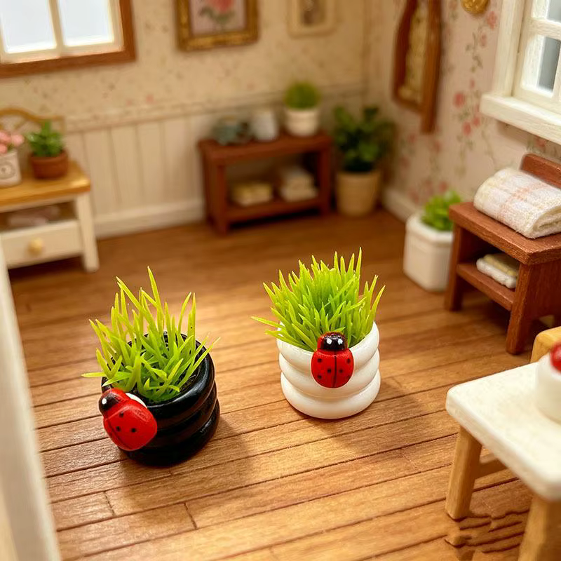 Ornement de plante miniature en pot avec coccinelle