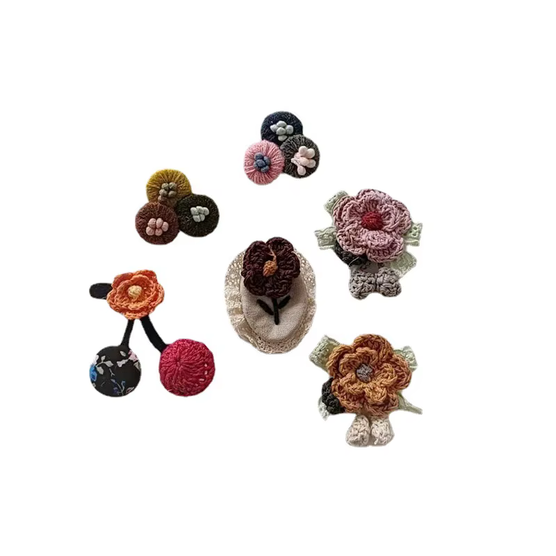 Broche fleur en laine de coton faite à la main