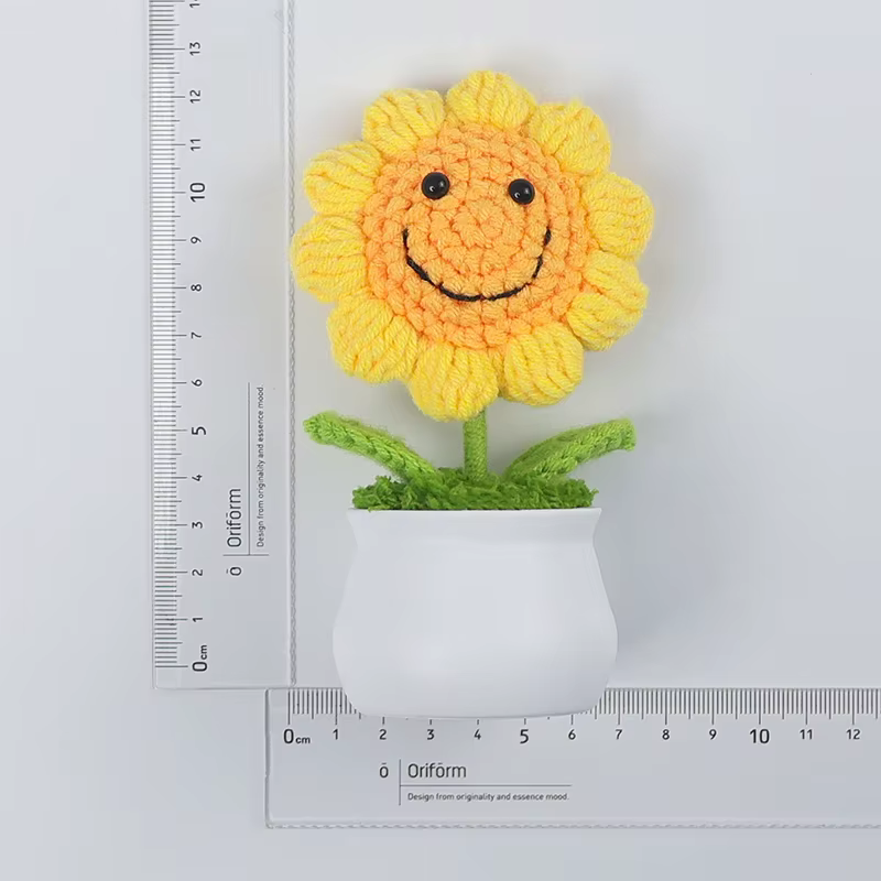 Pots de tournesol tricotés à la main