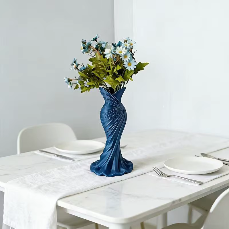 Vase en plastique élégant en forme de robe