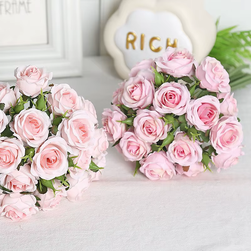 18 roses individuelles dans un bouquet
