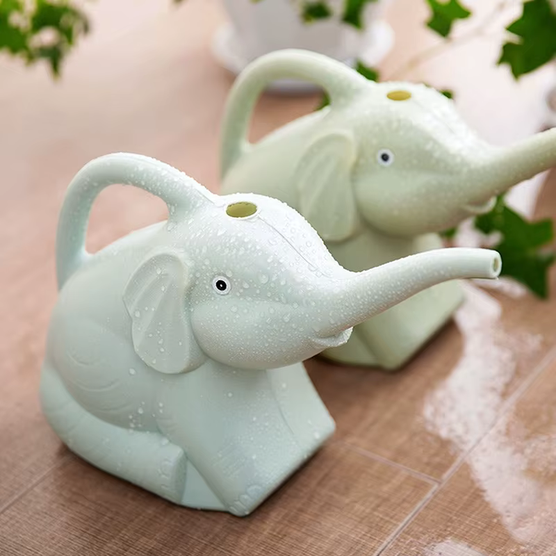 Arrosoir en plastique en forme d'éléphant