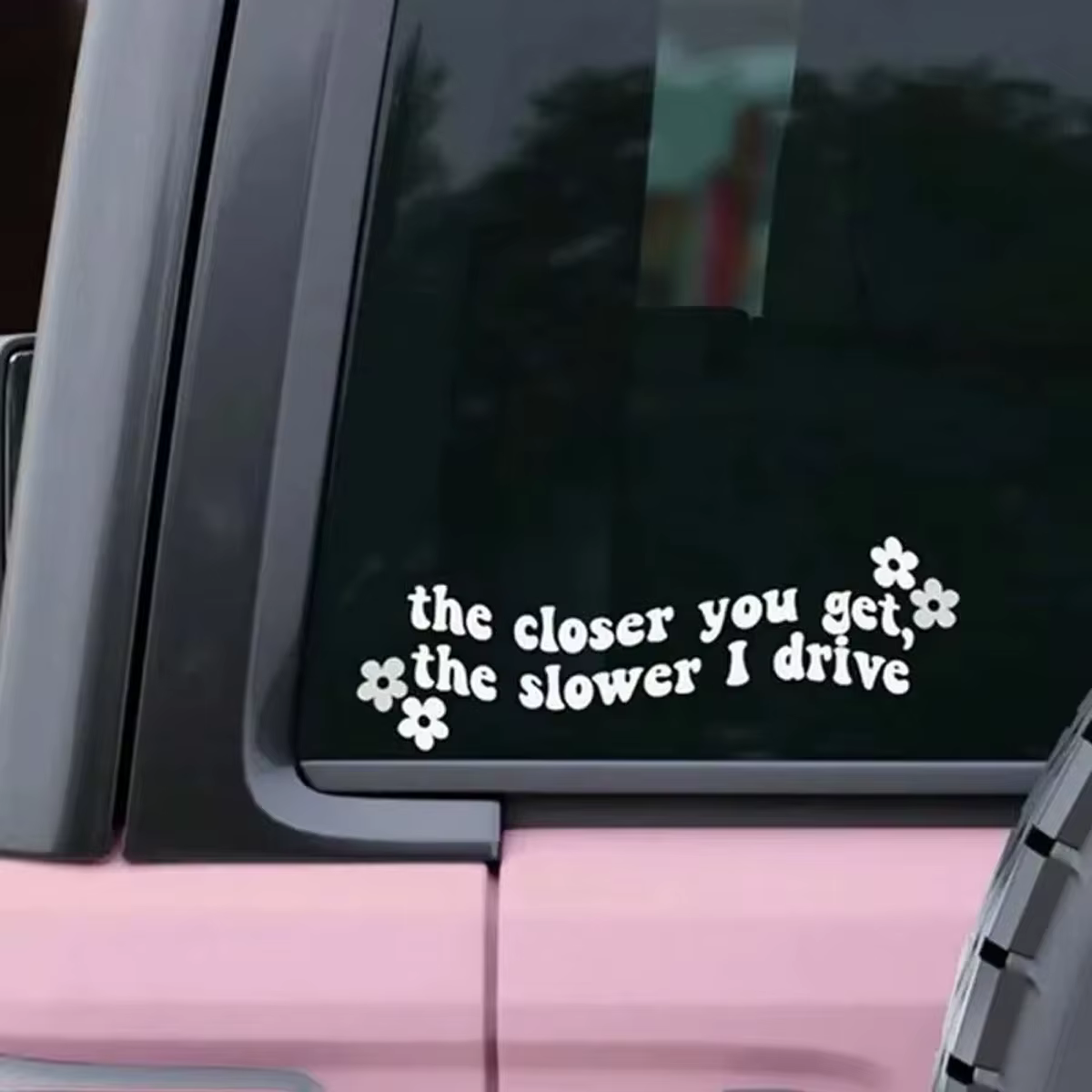 Autocollant de fenêtre de voiture avec texte amusant et décorations florales, autocollant extérieur créatif pour véhicule, rappel de conduite