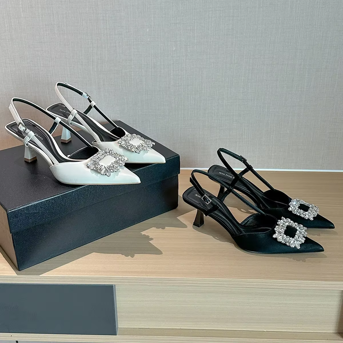 Sandales à talons fins pour femmes, style féerique, ornées de fleurs et de strass, à bout pointu, élégantes et originales