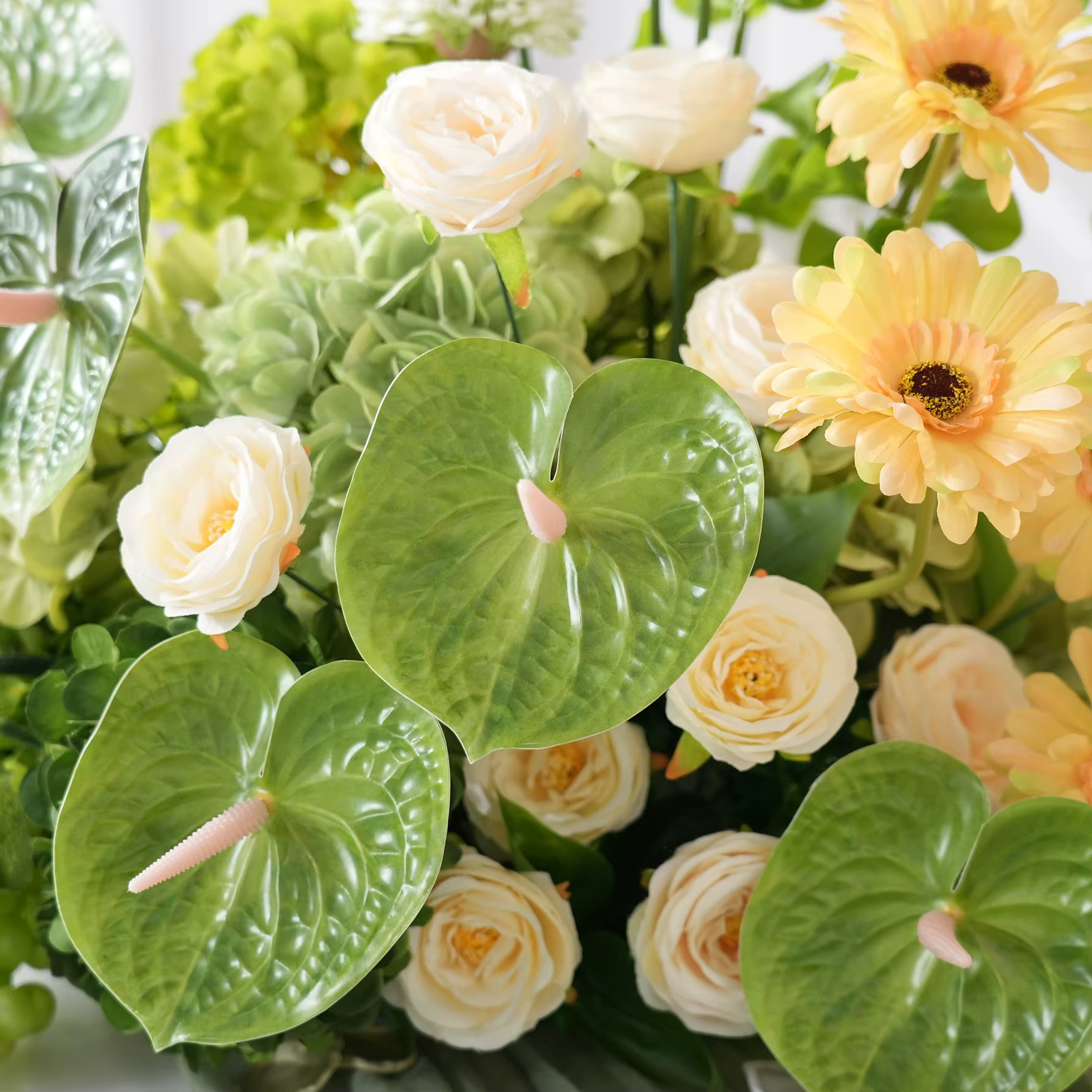 Angela A9143 Arrangement floral artificiel en hydrangeas et palmiers pour allée