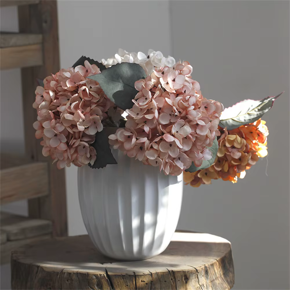 Vase de fleurs artificielles d'hortensia en soie