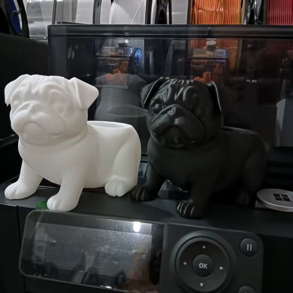Pot de fleurs en plastique en forme de chien pug imprimé en 3D