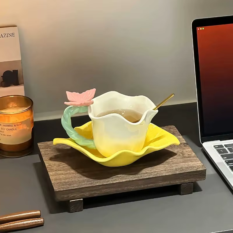 Ensemble de tasses à café en céramique avec bord de fleur et de papillon, 280ml, haute beauté, assiette de conception en forme de feuille jaune, tasse d'eau pour thé de l'après-midi