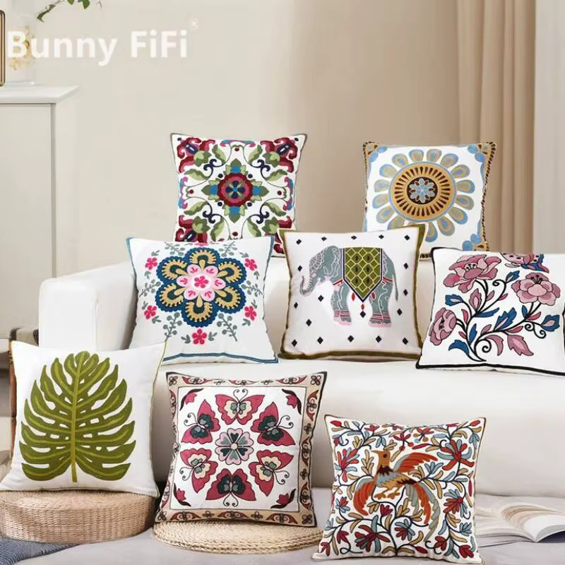 Housse de coussin brodée à motif floral