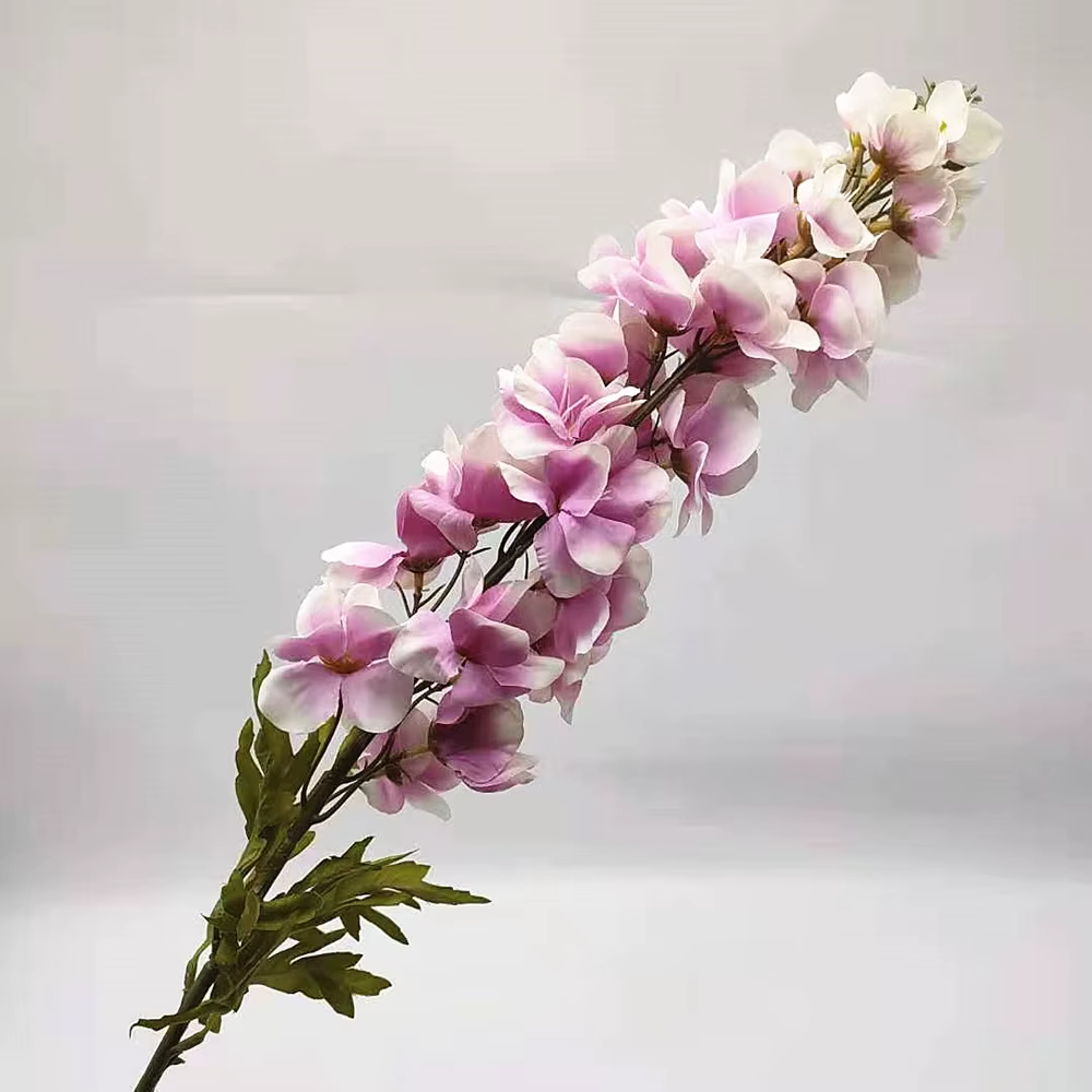 Une grande fleur artificielle en soie Delphinium