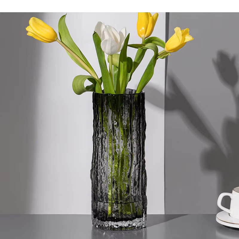 Vase en verre transparent plissé en forme de cylindre