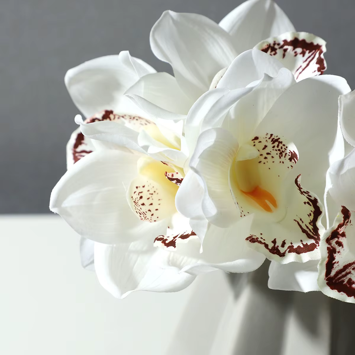 Bouquet de fleurs artificielles en soie Cymbidium 4 têtes sensation d'hydratation orchidée papillon décor de mariage de