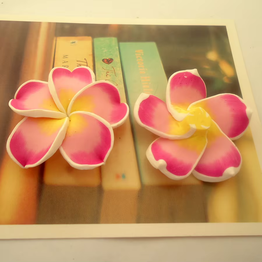 Lot de 10 grandes fleurs de Plumeria Frangipani Rubra en pâte polymère de 40 mm