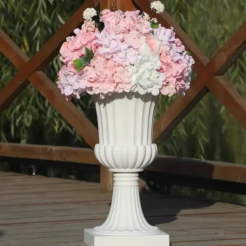 Pot de fleur en plastique doré et blanc