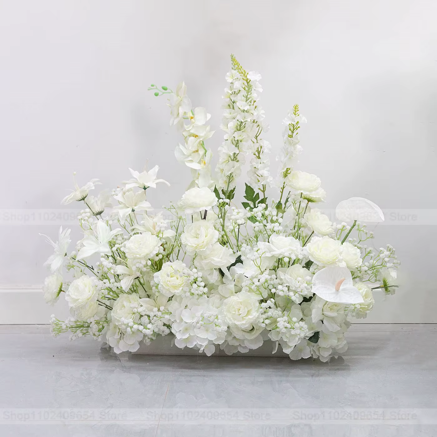 Composition florale au sol de roses blanches