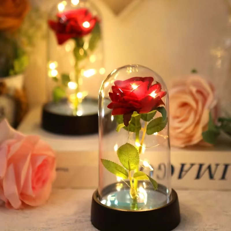 Rose en feuille d'or dans un dôme en verre