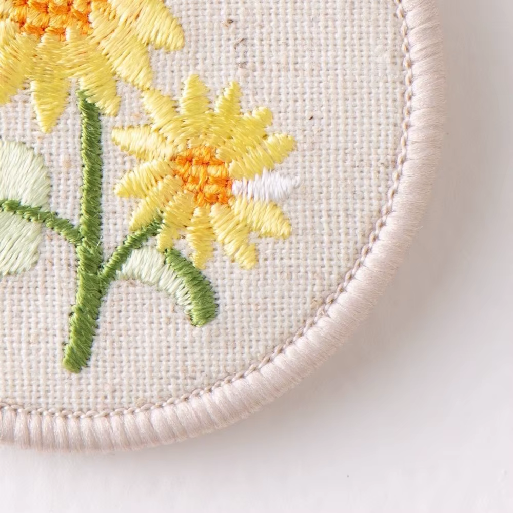 Porte-clés brodé de fleurs, créatif et tendance, rose blanche, rond, double face, avec pendentif clochettes de mai, pour couple