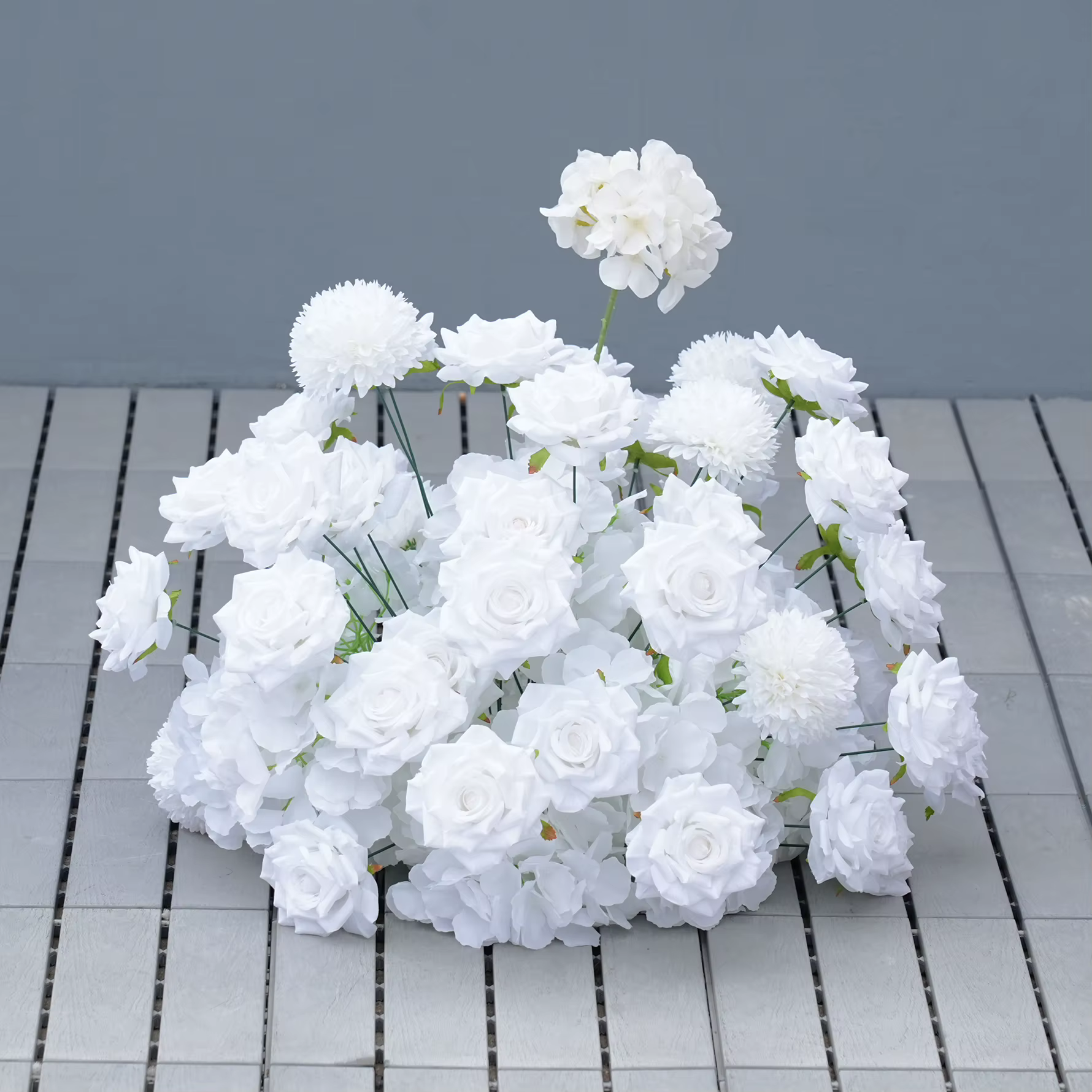 X7749 Arrangements floraux de mariage en hortensias et orchidées blanc pur