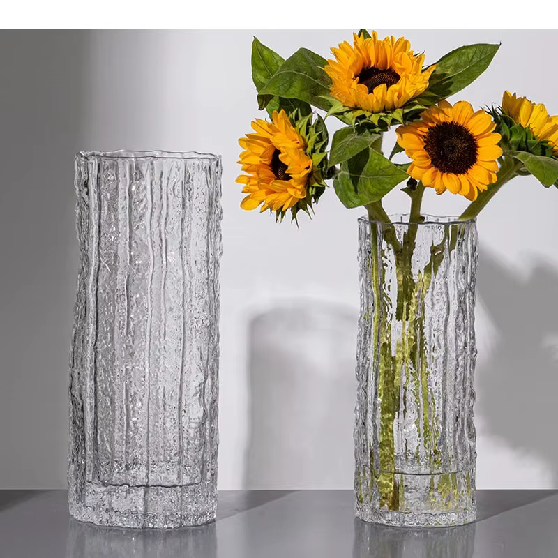 Vase en verre transparent plissé en forme de cylindre