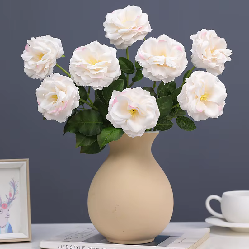 Roses rouges en soie, Simulation florale