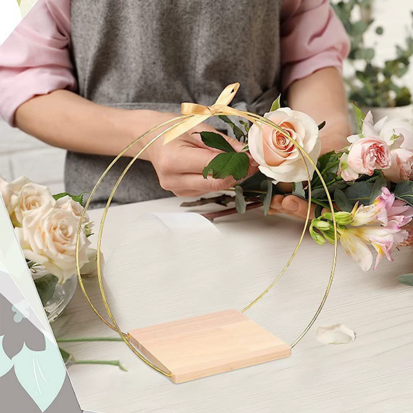 Pièce maîtresse de cerceau floral en métal avec support en bois