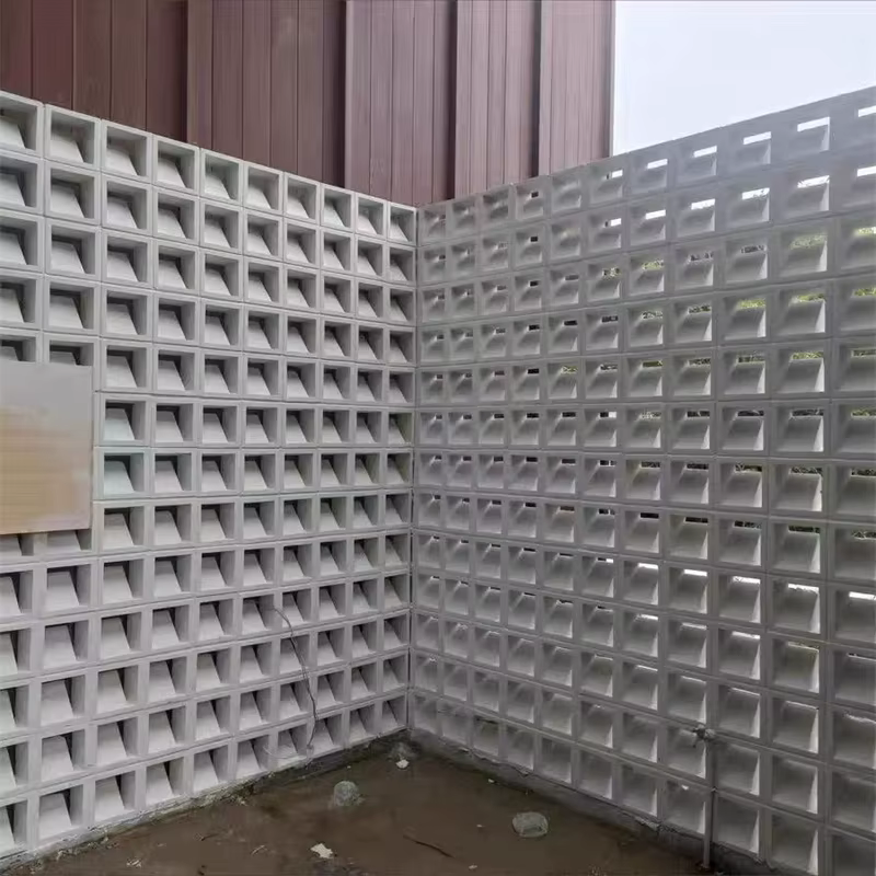 Les moules en ciment sont utilisés pour la décoration ajourée des murs intérieurs et extérieurs du jardin mettant en valeur un moule personnalisé en béton