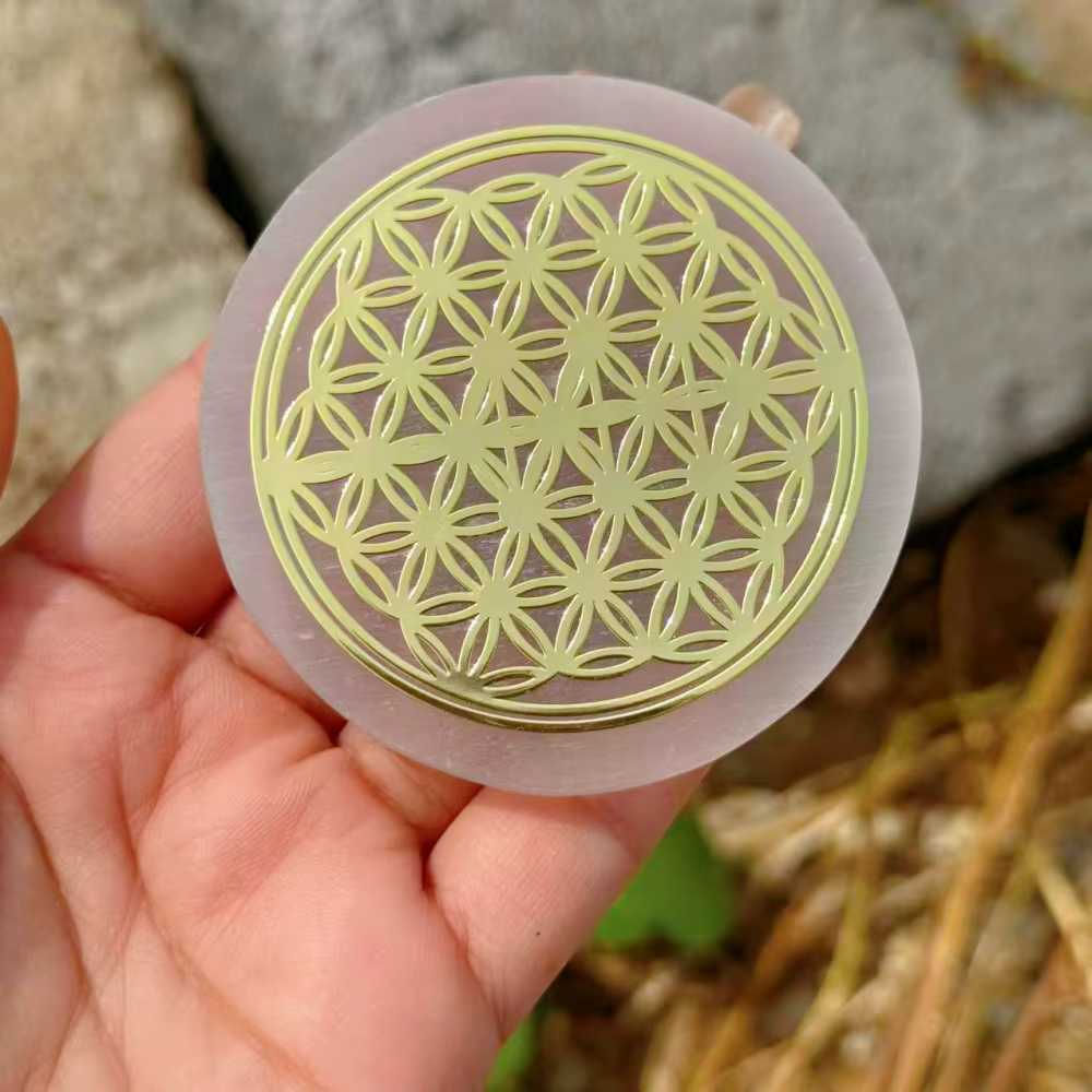 Plaque de Recharge en Sélénite Naturelle avec Symbole Om Arbre de Vie Géométrie Sacrée Dorée pour la Purification des Cristaux et la Guérison Énergétique