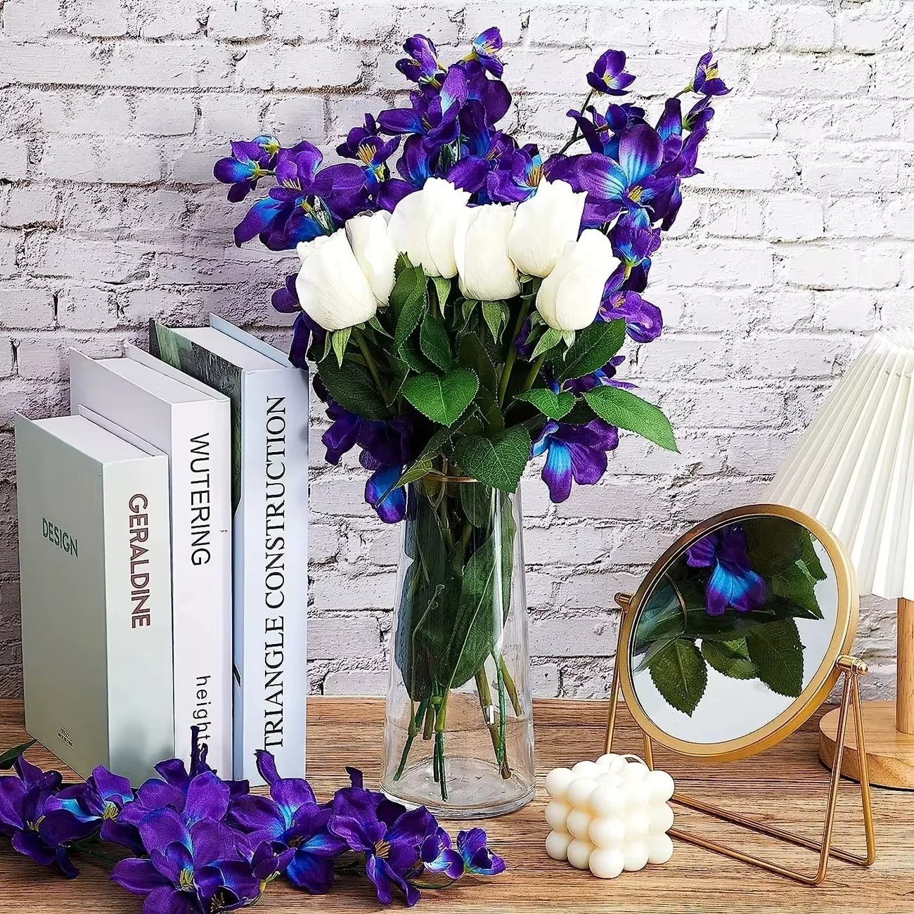 Orchidée artificielle violette et bleue