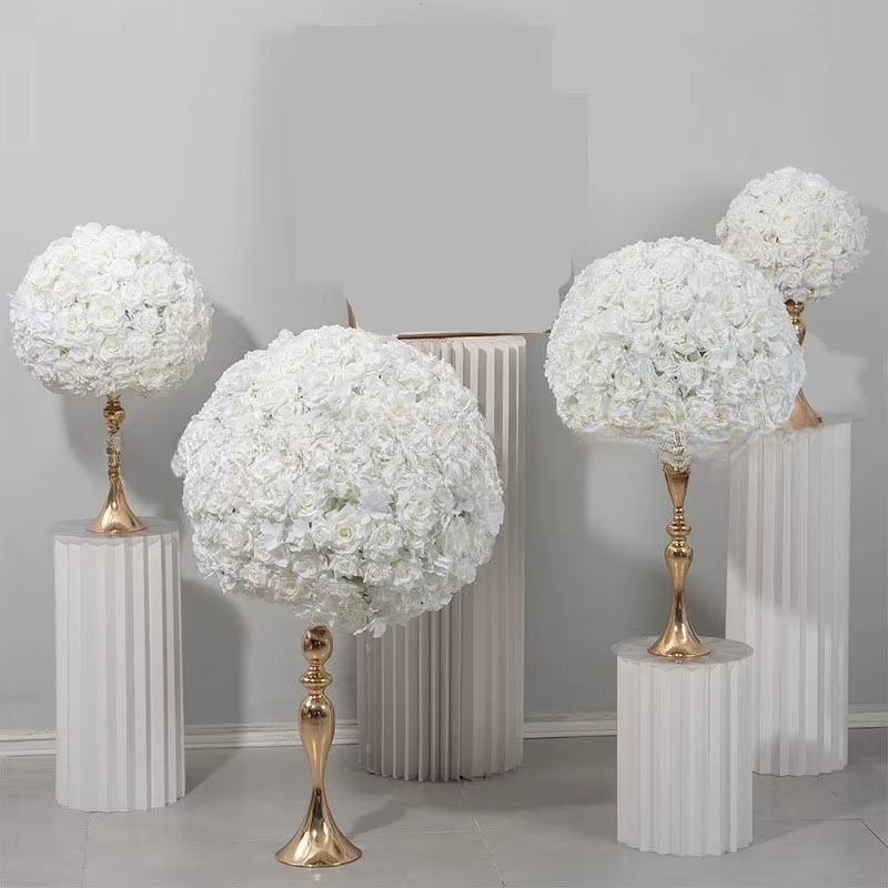 Nouvelles boules de fleurs de rêve ivoire exude le luxe dans les fenêtres d'exposition transformetent des tables de mariage en paramètres de banquet haut de gamme