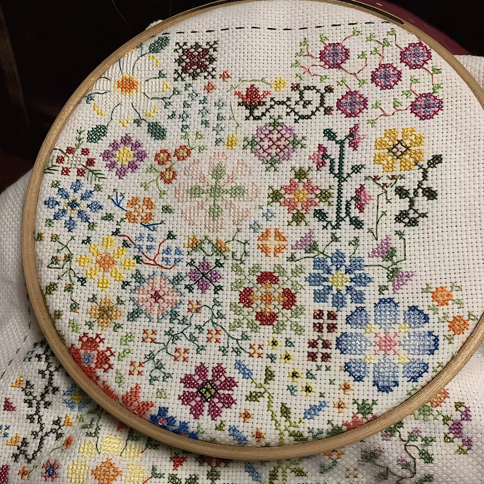 Kit de broderie « Une fleur par jour » avec motifs brodés pré-imprimés