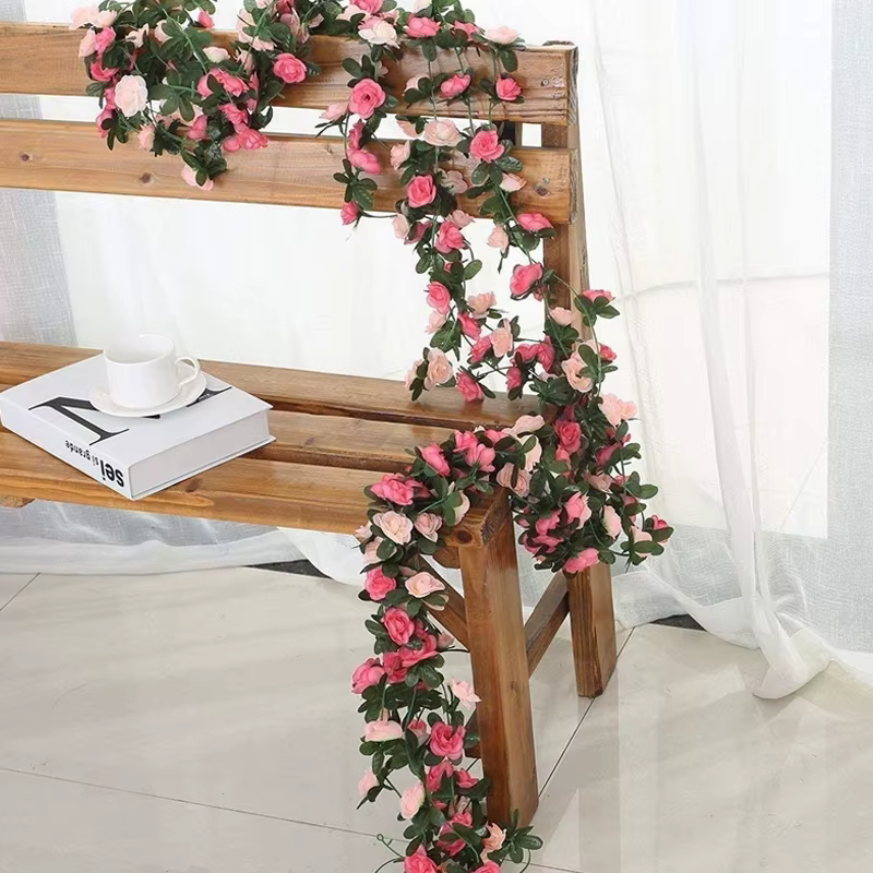 Guirxiété de roses et de feuilles vertes artificielles