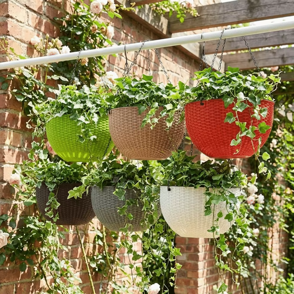 Pot suspendu en plastique imitation rotin
