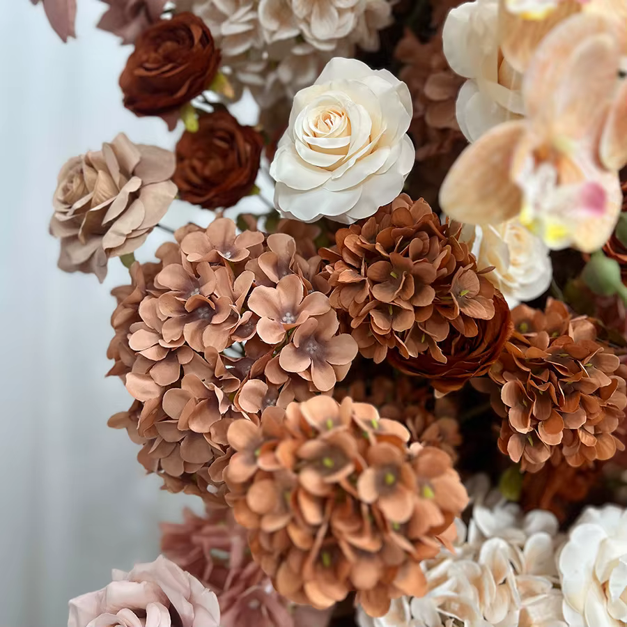 Décoration florale d'automne marron pour arche en panneau KT