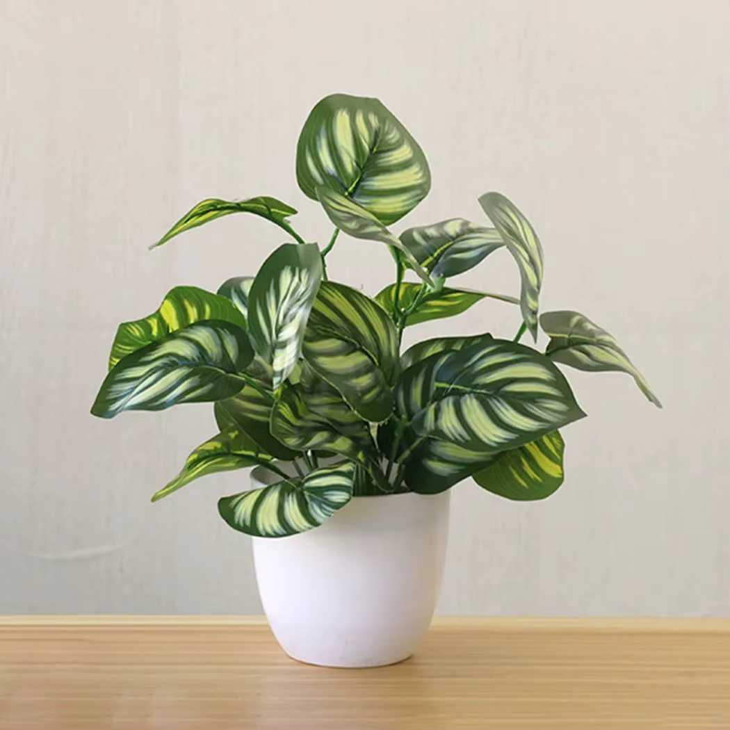 Pot de plantes à feuillage artificiel