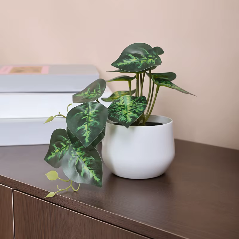 Plante simulée en pot, bureau d'affaires
