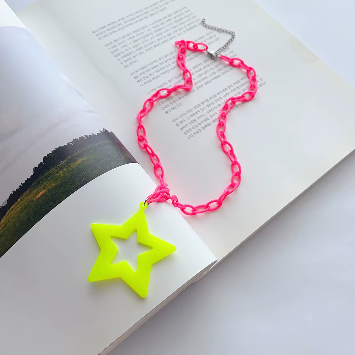 Rock hip-hop, personnalité exagérée, pendentif étoile fluorescente en acrylique, pull long, collier chaîne, accessoire de décoration pour femmes
