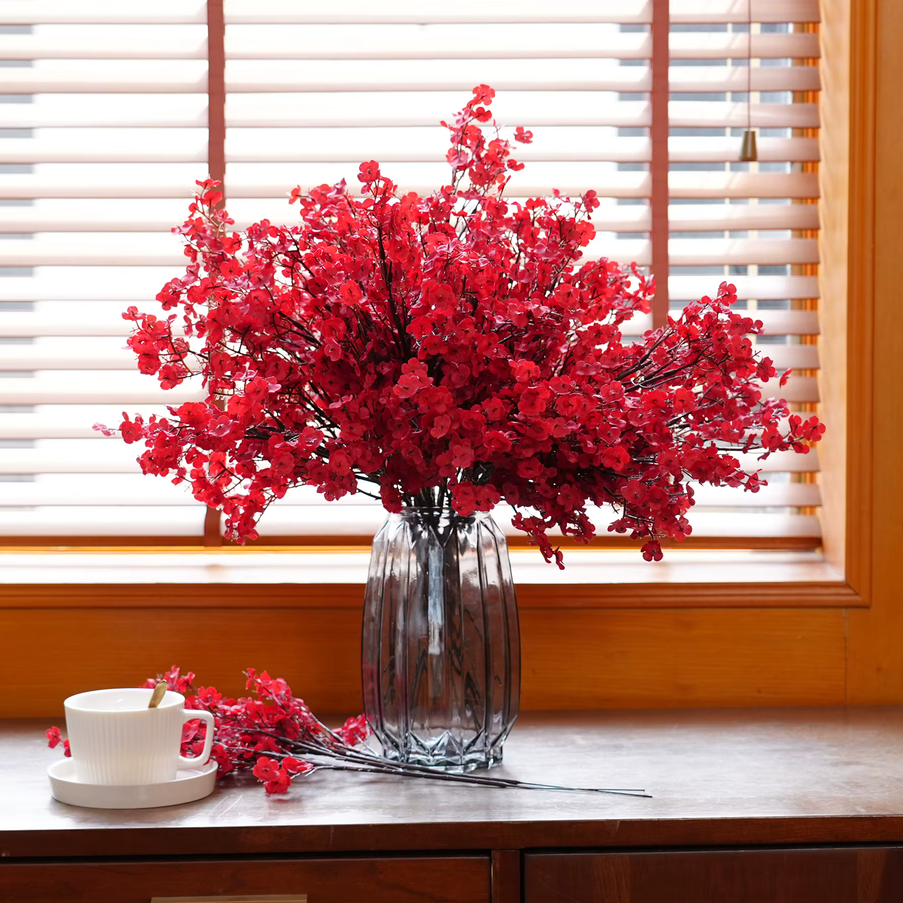 Branche de fleurs de gypsophile rouge romantique pour la décoration de table à la maison