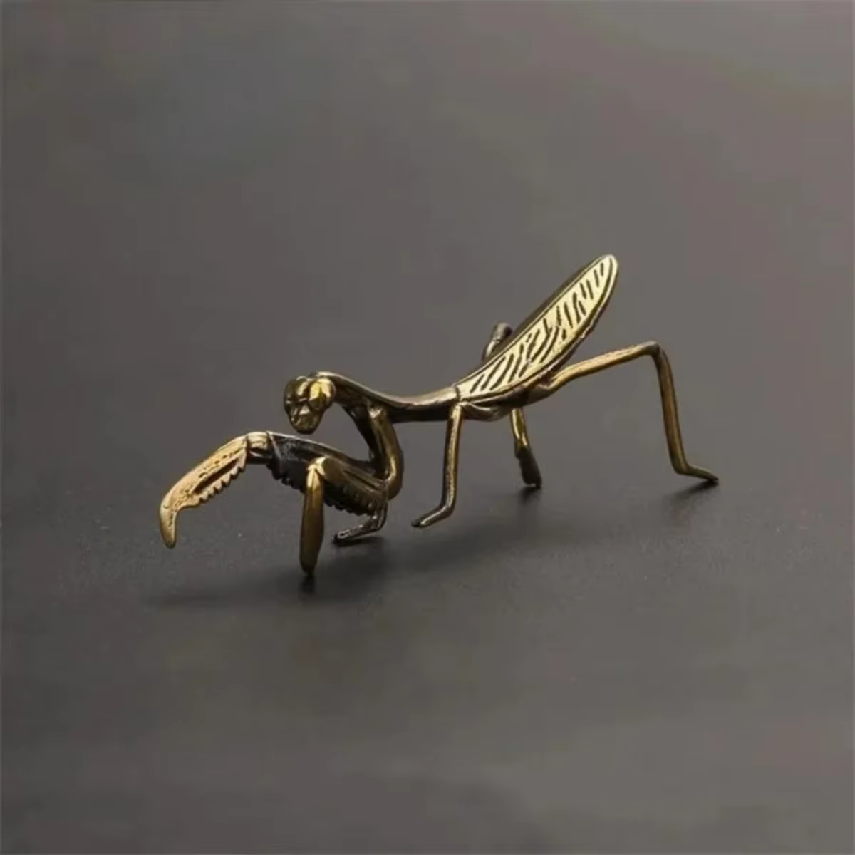 Ornement miniature Mantis en cuivre vintage