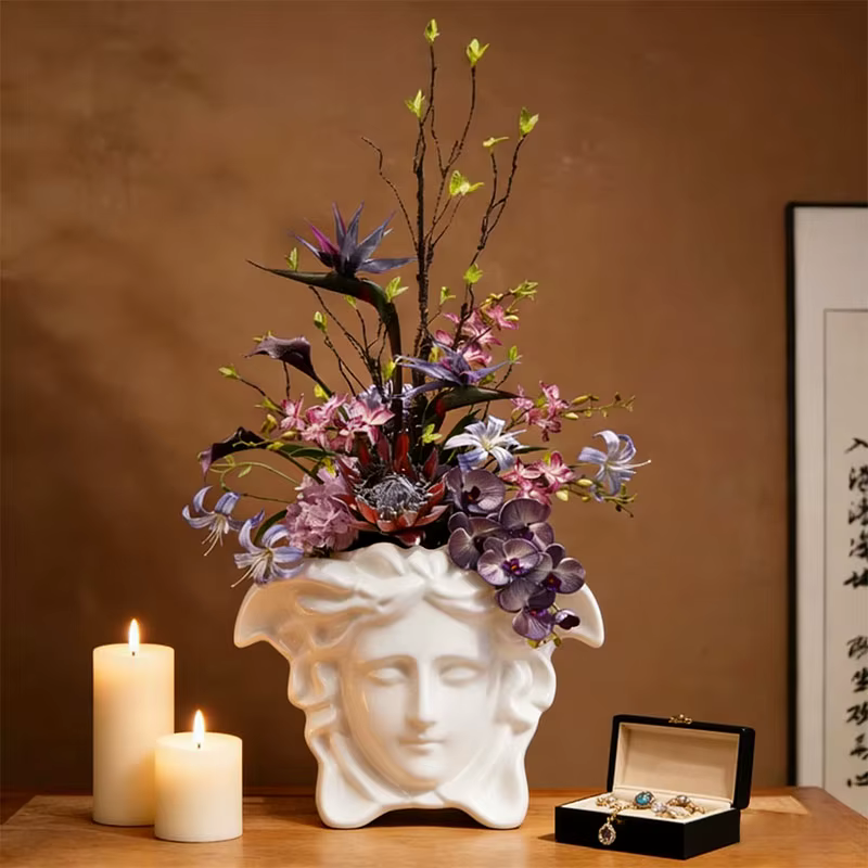 Pot de fleurs de style grec