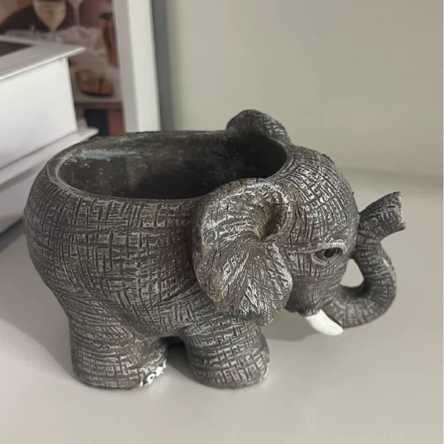 Jolie jardinière en résine en forme d'éléphant