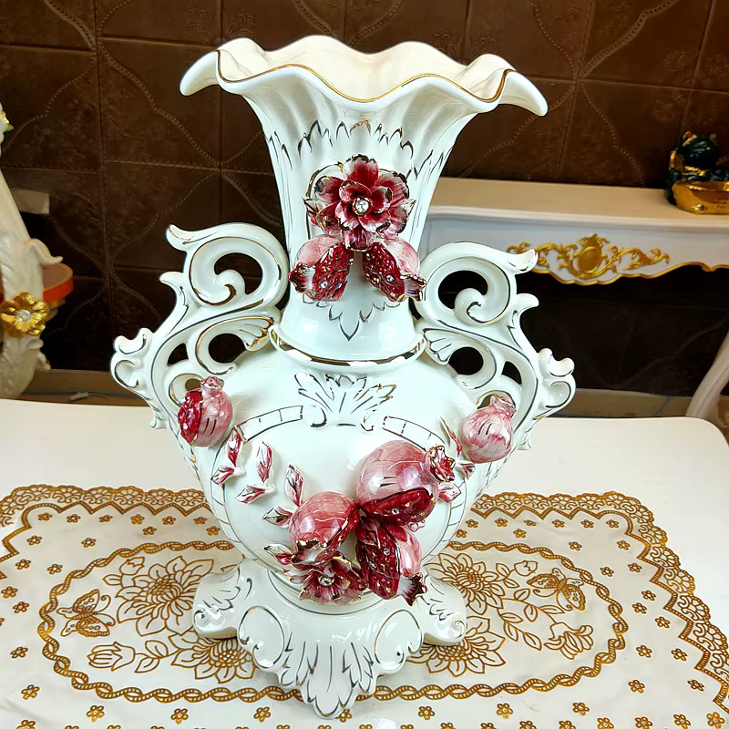 Grand vase européen en céramique dorée