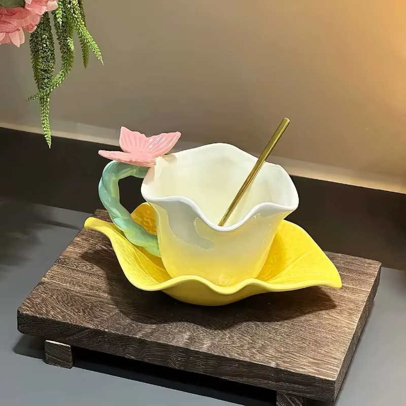 Ensemble de tasses à café en céramique avec bord de fleur et de papillon, 280ml, haute beauté, assiette de conception en forme de feuille jaune, tasse d'eau pour thé de l'après-midi