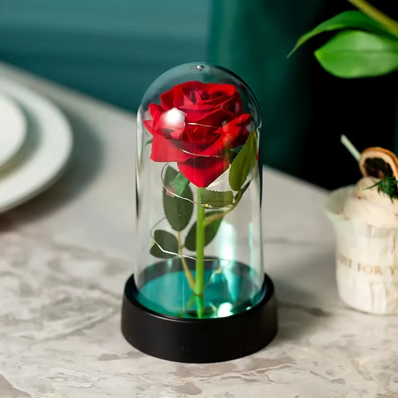 Rose en feuille d'or dans un dôme en verre