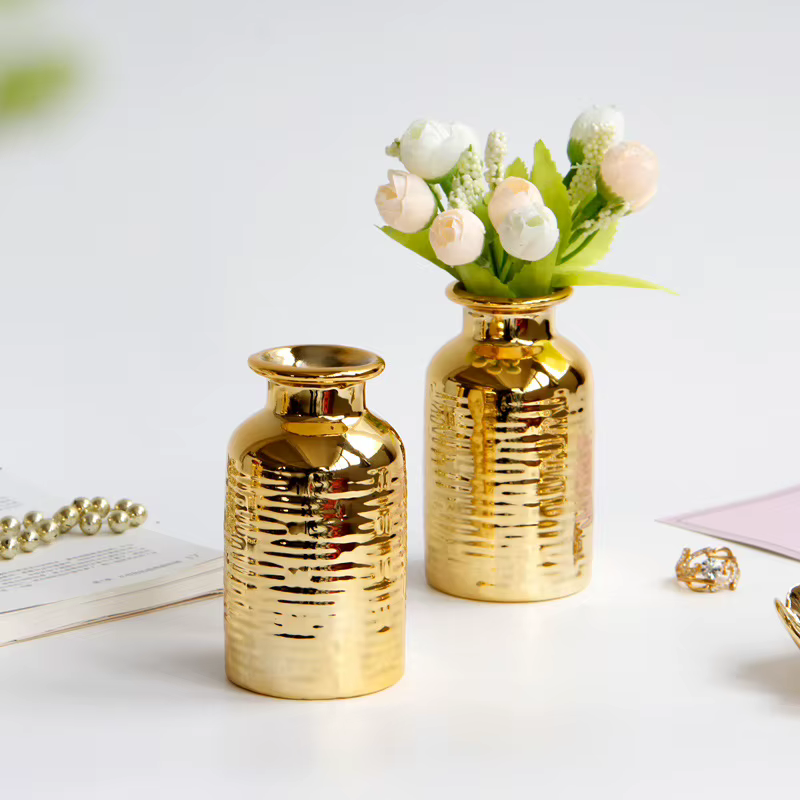 Petit Vase en céramique gaufrée de style européen doré avec motifs floraux – Porte-fleurs de bureau et ornement de décoration européenne pour la maison