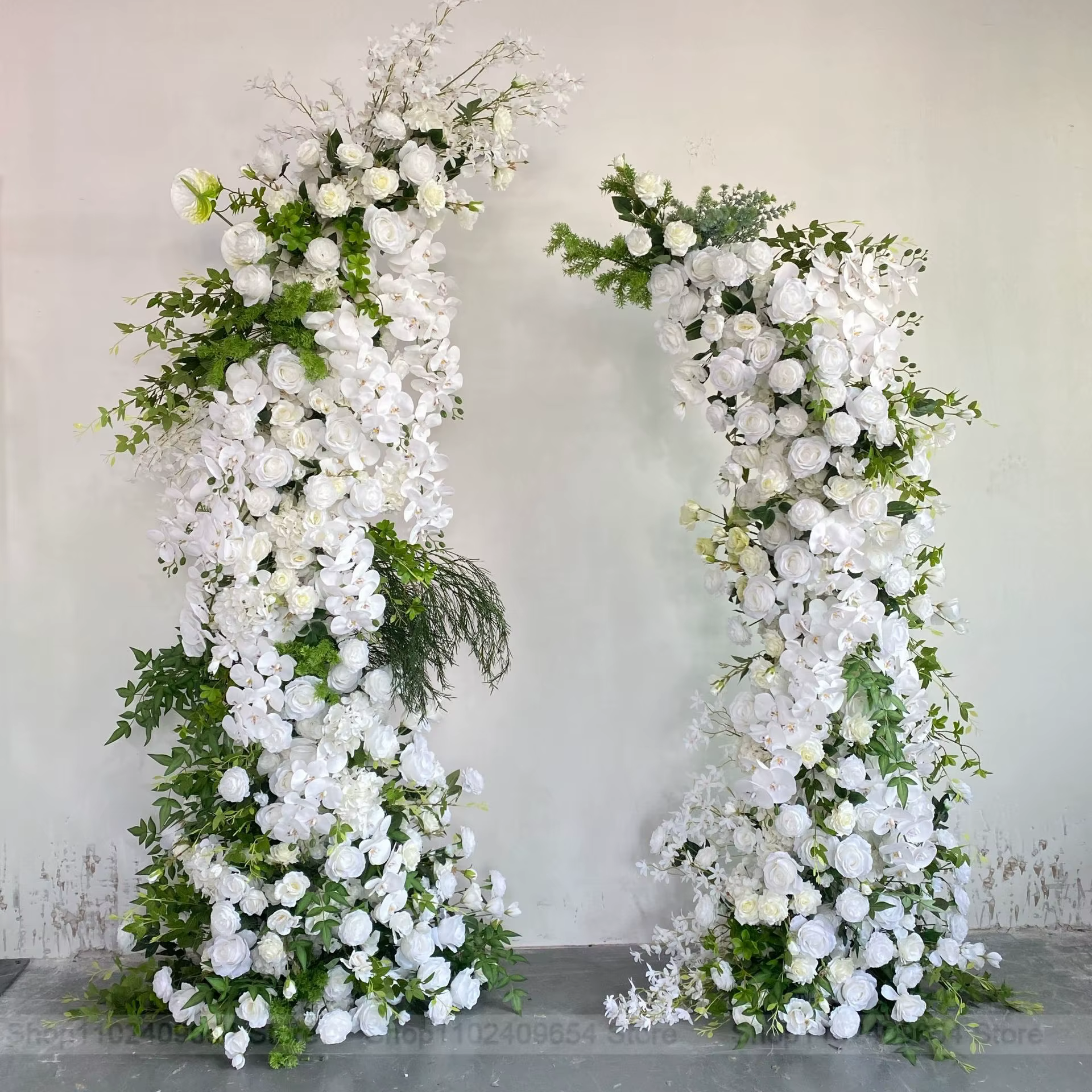 Décoration florale de mariage avec rangée de roses blanches et feuilles vertes